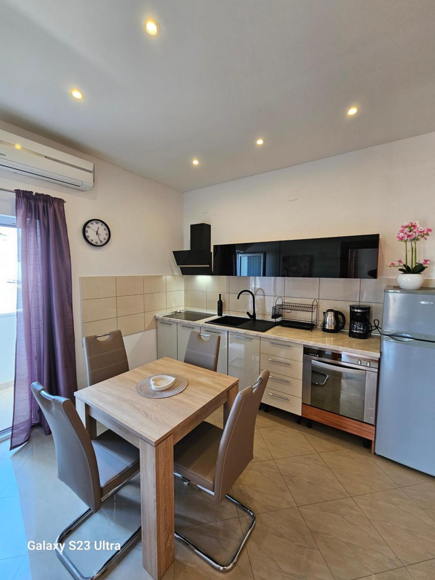 Apartmani Dianna คาชเตลา ภายนอก รูปภาพ